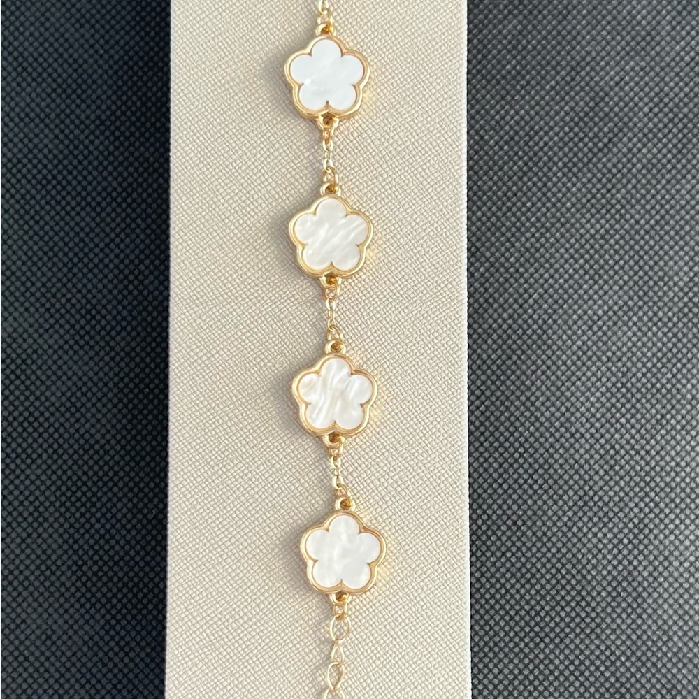 Clover Bracelet Mother of Pearl 5 Flower Size 7.5 - Picture 8 of 10